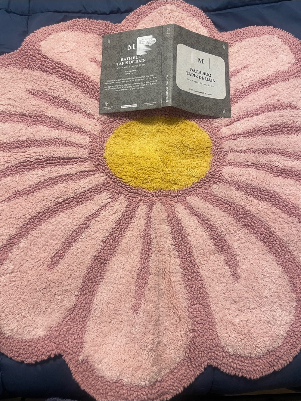 Daisy-Shaped Pink & Yellow Bath Rug - Plush Floral Accent